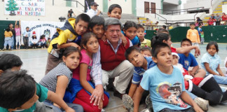 Acuña entregó juguetes a niños en el Coliseo Inca