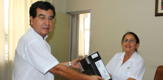 UCV entrega equipos de cómputo a Hospital Lazarte