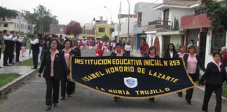 Docentes realizaron desfile cívico por “Día del Maestro”