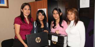 Entregan mini computadoras a 2 beneficiarias de programa “Beca 18”