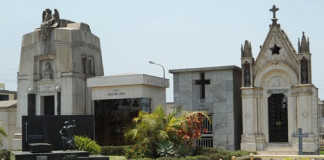 Personajes eternos en el cementerio de Trujillo