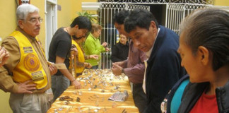 Donan monturas para lentes a personas de bajos recursos