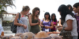 Artesanos de Chan Chan exponen sus productos en Huanchaco