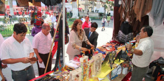 Ofertas navideñas en feria «Arte sano» en la Plazuela El Recreo