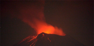 Emisión de fragmentos incandescentes en volcán Popocatépetl