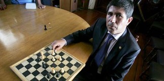 Julio Granda avanza a octavos de final en Mundial de Ajedrez