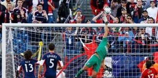 Raúl Fernández realiza espectacular atajada