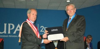 UPAO distingue a presidente regional en sus bodas de plata