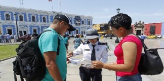 Edecanes brindan información al turista en Aeropuerto y Plaza de Armas