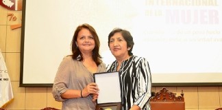 Cámara de Comercio distingue a directora del Colegio Ecológico Montessori