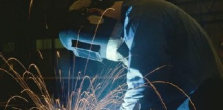 Lanzan programa de capacitación para reducir informalidad en el sector de la carpintería metálica