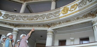 Colocan láminas de pan de bronce en el Teatro Municipal de Trujillo
