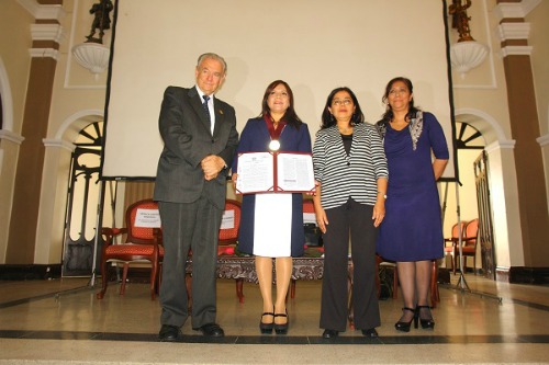 vicepresidenta-regional-recibe-condecoracion-de-orden-al-merito-mujer-2104