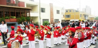 Desfile escolar por fiestas patrias en Trujillo