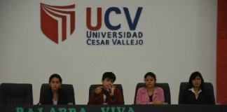 Universitarios debaten sobre los peligros y uso excesivo de internet