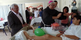 Arzobispo de Trujillo visita hospital Víctor Lazarte Echegaray