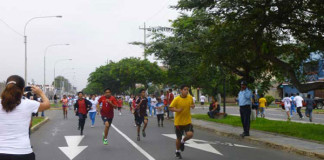 Escolares y padres de familia participaron masivamente en maratón familiar en Trujillo