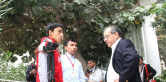Brazo robótico inventado por Becario Peruano provoca admiración en Cumbre Presidencial