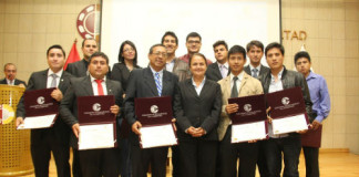 Egresados de la UNT fueron distinguidos por Cámara de Comercio de La Libertad