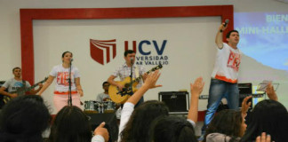 Jóvenes de diferentes Religiones reunidos para elevar sus oraciones en la UCV