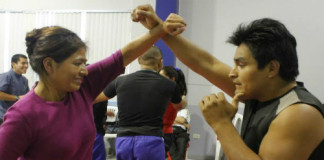 Padres de Familia reciben entrenamiento en Defensa Personal en UCV