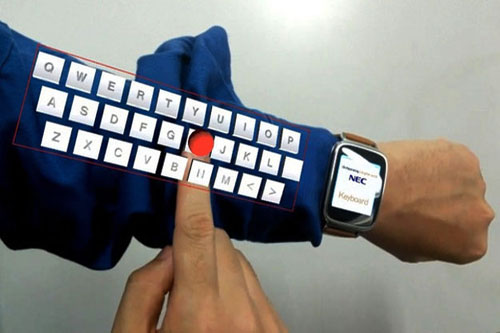 teclado-virtual-que-se-proyecta-sobre-el-brazo