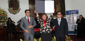 Escuela de Contabilidad UNT recibió certificado y el Colibrí de la calidad del SINEACE