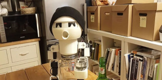 Diseñan un robot que te acompañará cuando quieras tomar un trago