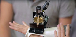 Crean guante para impedir que la mano tiemble