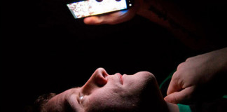 Comercializan gafas que evitan que el smartphone quite el sueño