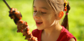 Consumir carne roja acelera la pubertad en las niñas