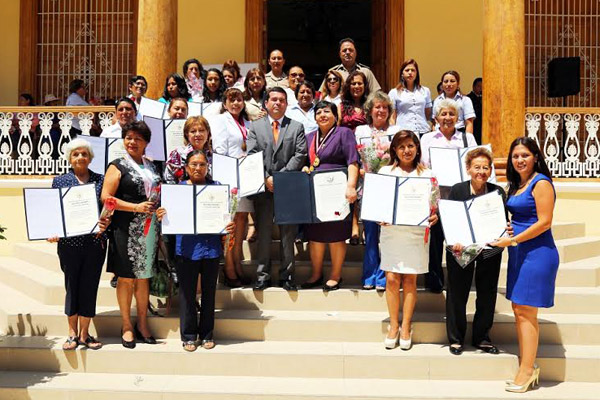 gobierno-regional-distingue-mujer-libertena