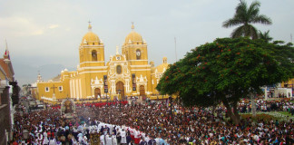 Miles de fieles participaron en el Vía Crucis Arquidiocesano