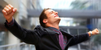 Caminar erguido mejora el estado de ánimo y la autoestima