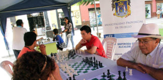 Municipalidad dicta clases gratuitas de ajedrez en la plazuela El Recreo
