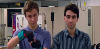 Guantes convierten el lenguaje de señas a voz