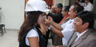 Imposición de chalecos y cascos a ingresantes de Ingeniería de Materiales UNT