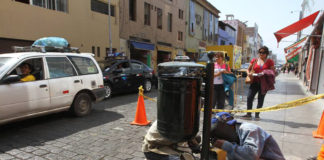 Colocan nuevas papeleras en calles de centro histórico de Trujillo