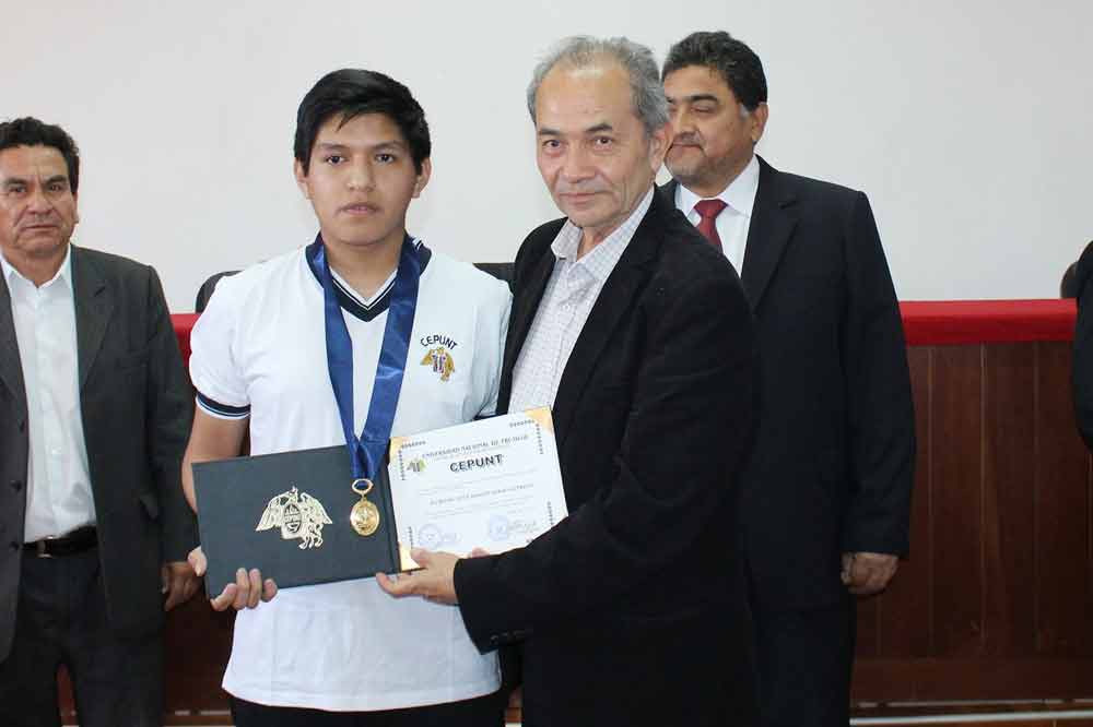 premian-a-estudiantes-ingreso-unt-via-cepunt