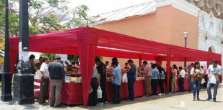 Instalan módulos de venta de libros a costo menor en la Plazuela La Merced