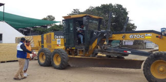 Nivelan terreno para instalar aulas prefabricadas en I.E. Tupac Amaru