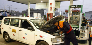 Petroperú y Repsol reducen precios de combustibles por galón