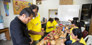 Artesanos de Huanchaco aprenden a burilar mates en talleres de Chan Chan