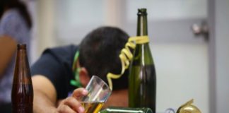 Consumo excesivo de alcohol puede generar arritmias y problemas cardiacos