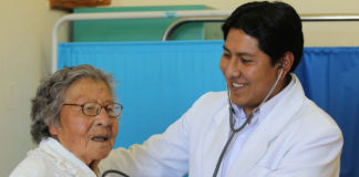 EsSalud fortalecerá atención de adultos mayores y personas con discapacidad