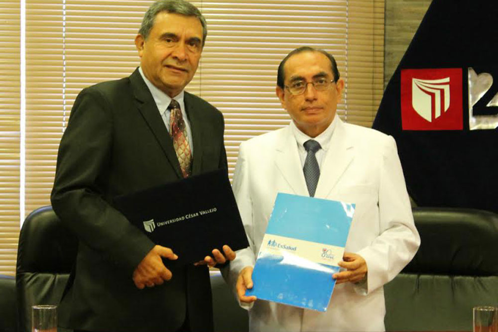 firma-convenio-entre-la-red-asistencial-la-libertad-y-ucv
