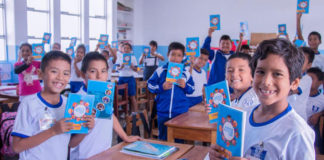 HIDRANDINA entrega de agendas escolares a niños de Primaria