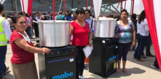 Presidente Pedro Pablo Kuczynski entrega cocinas, balones de gas y utensilios a comedores de La Libertad