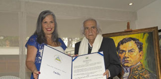 Poeta Arturo Corcuera recibió medalla de la Orden a la Independencia Cultural Rubén Darío