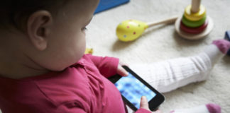 Niños que usan smartphones tardan más tiempo en aprender a hablar